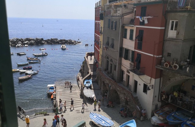 Apartment with lateral sea view