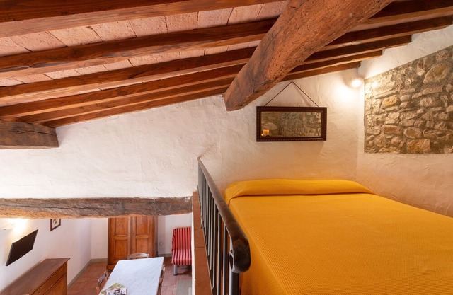 Beautiful apartment in villa with WIFI, pool, TV, patio and parking, close to Greve In Chianti