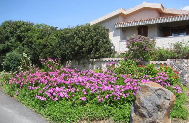 HOLIDAY HOUSE WITH HUGE GARDEN AND SUPERB VIEW OF THE SEA AND THE MOUNTAINS