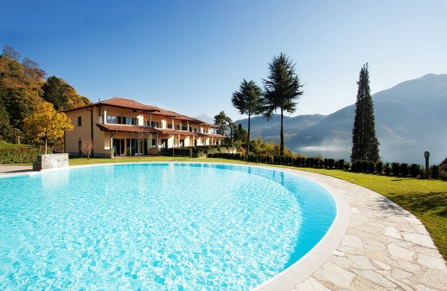 Lake view garden home sleeps 6 guests with use of pool, sauna & jacuzzi