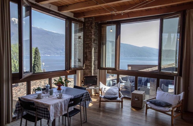 Studio rustically furnished, overlooking lake and with terrace
