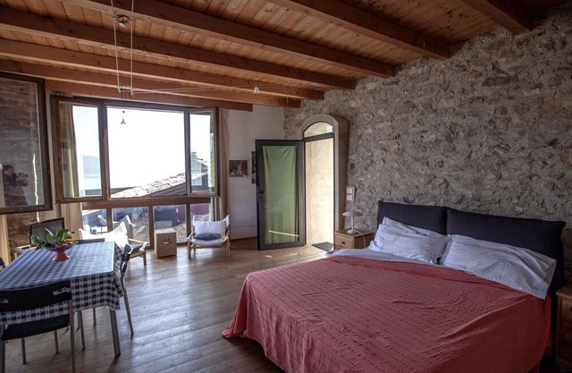 Studio rustically furnished, overlooking lake and with terrace