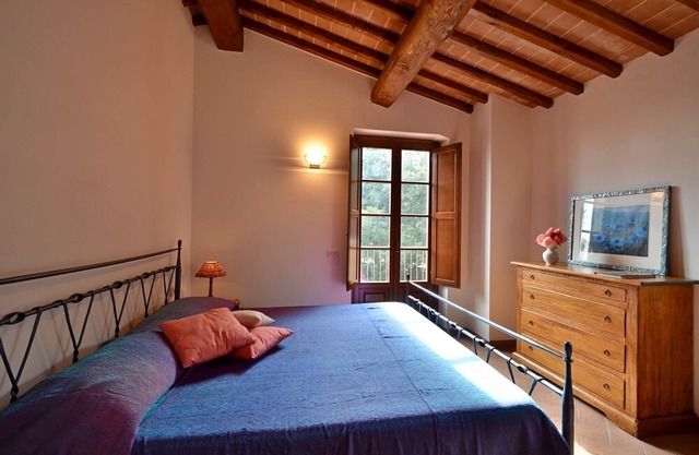 Stunning private villa with WIFI, A/C, pool, TV, patio, panoramic view and parking, close to Siena