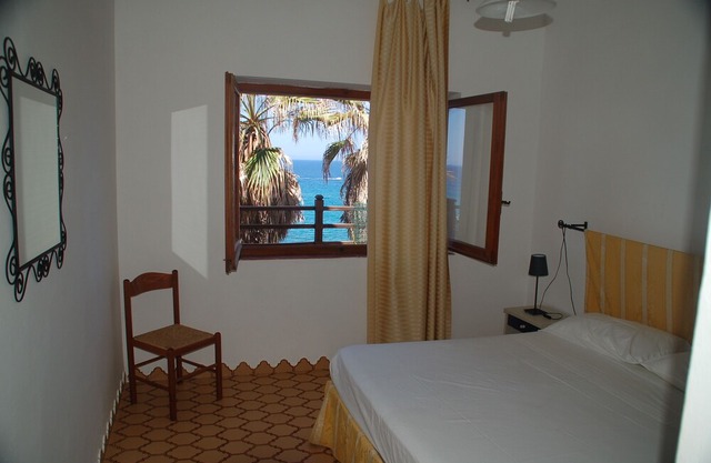 Villa Bosa, Waterfront apartment in Bosa area, 10 meters from beach WI