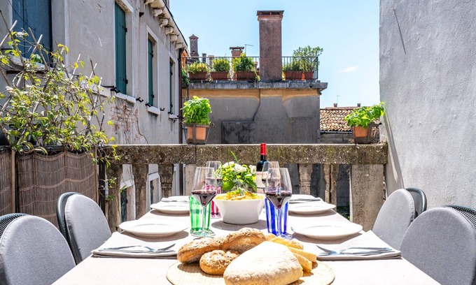 Dorsoduro Apartment | 120 m² Apartment ∙ 2 bedrooms ∙ 5 guests