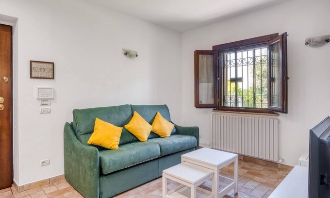 Assisi Apartment | 149 sqm house for 5 people, with a private garden and uncovered parking space. Absolutely stunning view of Assisi, in a highly sought-after location. Few nearby houses ensure excellent privacy. The garden directly overlooks the Monte Subasio Park, offeri