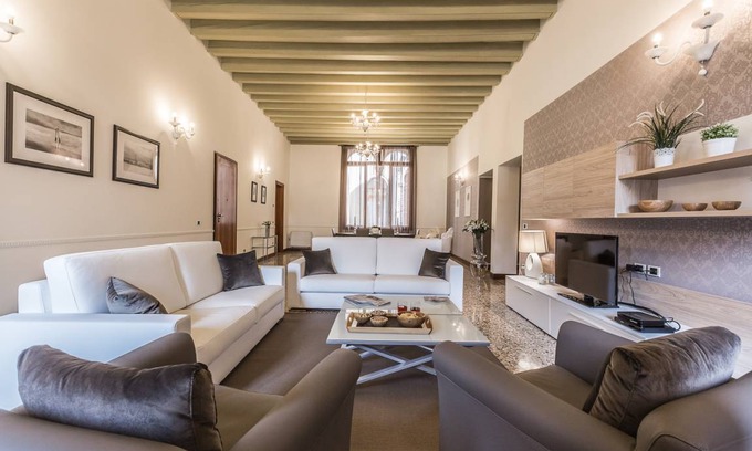 Santa Croce Apartment | 180 m² Apartment ∙ 4 bedrooms ∙ 8 guests