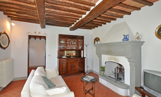 San Pietro a Cegliolo Apartment | 2 bedroom Apartment, sleeps 4 in Cortona with Pool, Air Con and WiFi