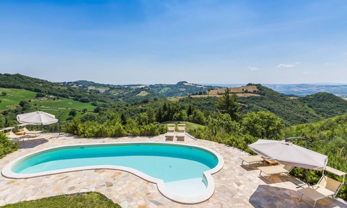 Montefelcino Villa | 260 m² Villa ∙ 4 bedrooms ∙ 11 guests