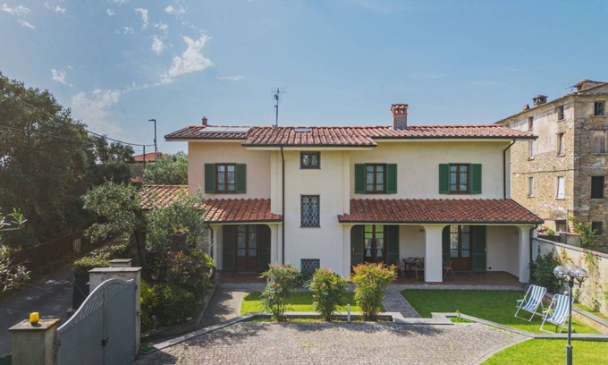 Querceta Other | 300 m² Accommodation ∙ 4 bedrooms ∙ 10 guests