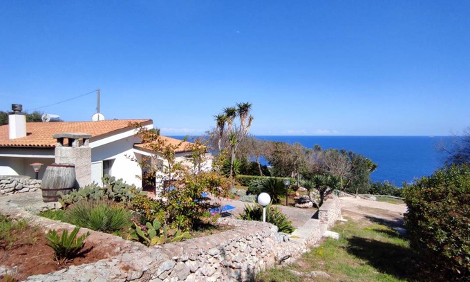 Marina di Novaglie Villa | 3000 m² Villa ∙ 3 bedrooms ∙ 5 guests