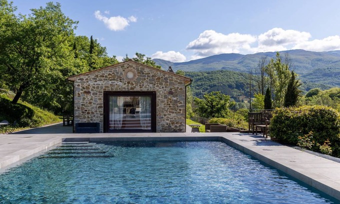 Castel Focognano Villa | 320 m² Villa ∙ 8 bedrooms ∙ 20 guests