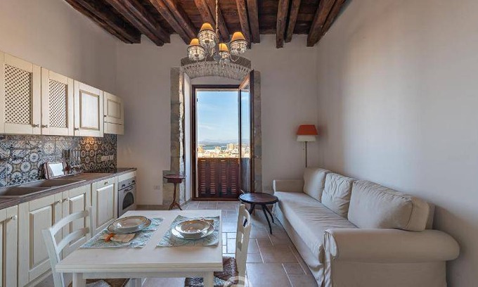 Historic Castle District Apartment | 50 m² Apartment ∙ 2 guests