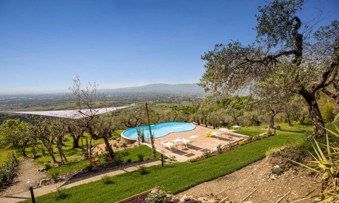 Pistoia Villa | 500 m² Villa ∙ 5 bedrooms ∙ 9 guests