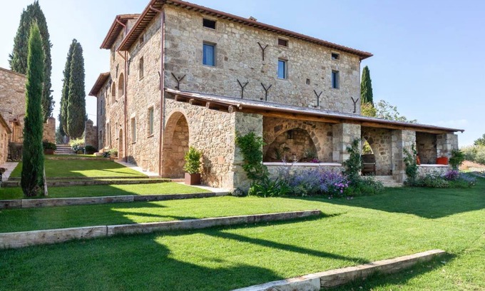 Sarteano Villa | 850 m² Villa ∙ 7 bedrooms ∙ 14 guests