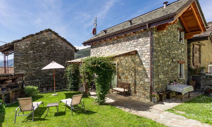 Peglio House | 90 m² House ∙ 2 bedrooms ∙ 4 guests