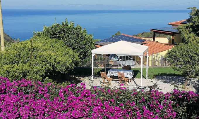 Patresi House | Apartment Il Mirto with Mediterranean Garden and Sea View
