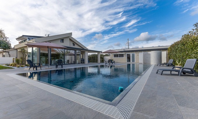 Pozzallo Apartment | Apartment 'In Villa Butterfly' with Shared Pool, Wi-Fi and Air Conditioning
