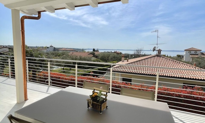 Montioni Apartment | Apartment with large terrace (lake view) and shared pool