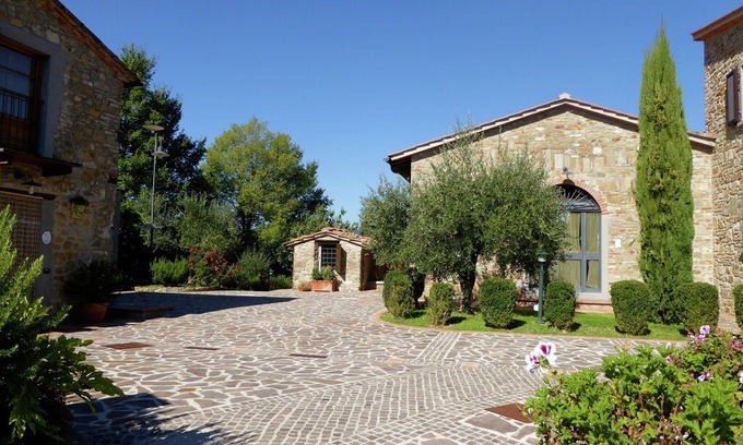 Montecarelli House | Attractive apartment in farmhouse with pool in beautiful surroundings