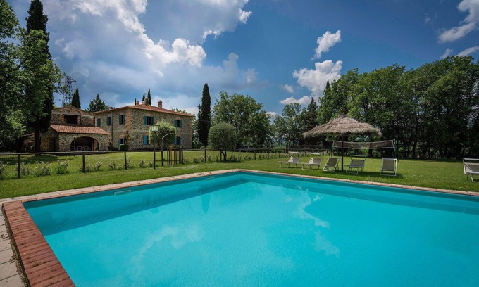 Bucine Villa | Beautiful private villa with A/C, WIFI, private pool, patio, pets allowed and panoramic view