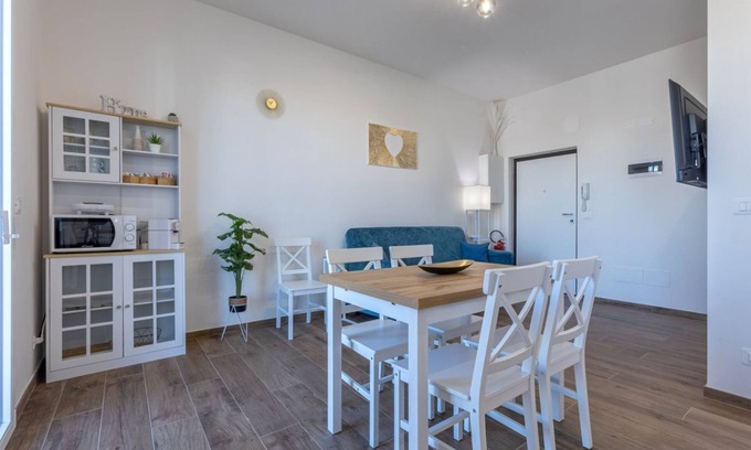 Bolognina Apartment | Bright apartment with balcony that accommodates up to 5 people, strategically located near the Technopole, the Fair and the Unipol Tower. Located in the Bolognina district, known for its lively and multicultural spirit, the apartment is located north of