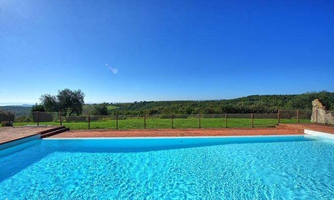 Castelnuovo Berardenga Apartment | Cosy apartment for 2 guests with A/C, pool, TV and panoramic view, close to Siena