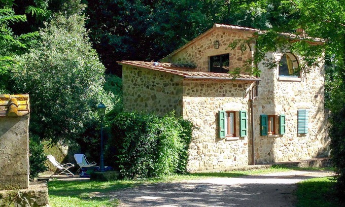 Roccastrada Villa | Cosy apartment in villa for 4 guests with pool, WIFI, TV, patio and pets allowed