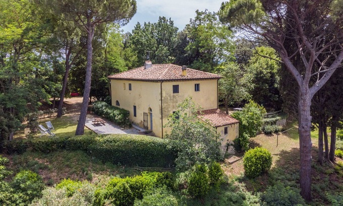 Lorenzana Villa | Cosy apartment in villa for 4 guests with pool, WIFI and pets allowed