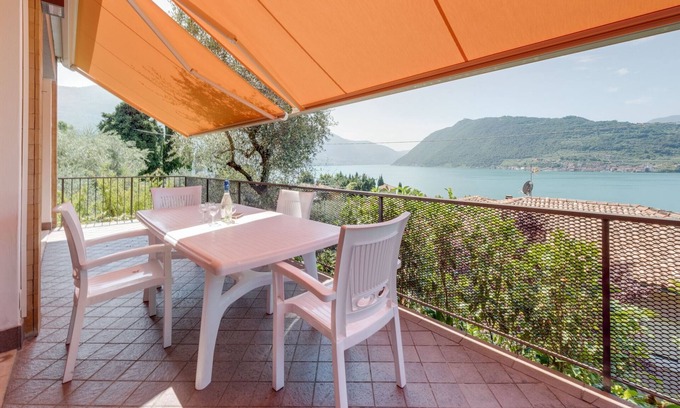 Sale Marasino Villa | Detached villa with garden a short distance from the lake