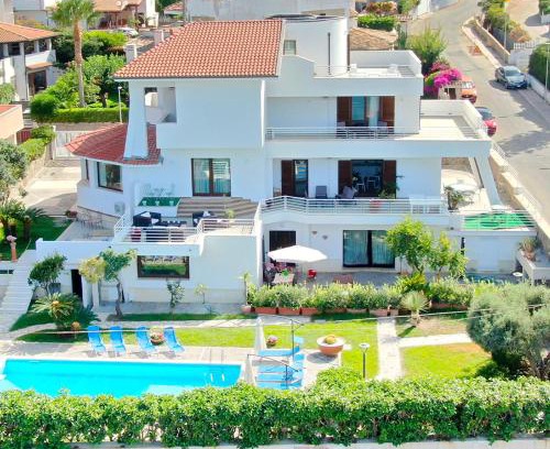 Crotone Bed & Breakfast | EliMar Villa & Pool