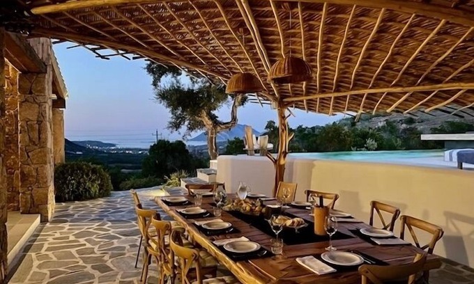 Monte Petrosu House | Finely renovated Stazzu with infinity pool, 5 min from the beach.