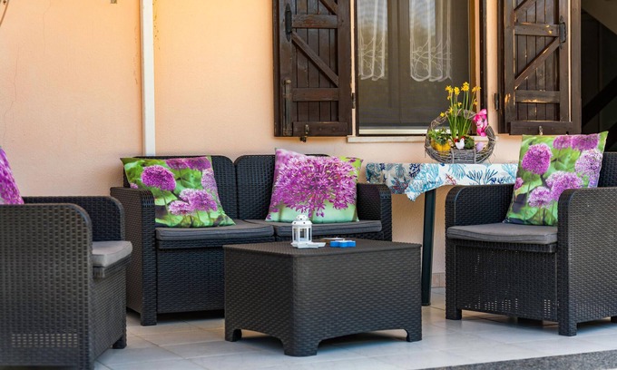 Capitana Apartment | Holiday Home 'Olmi' with Private Terrace, Wi-Fi and Air Conditioning
