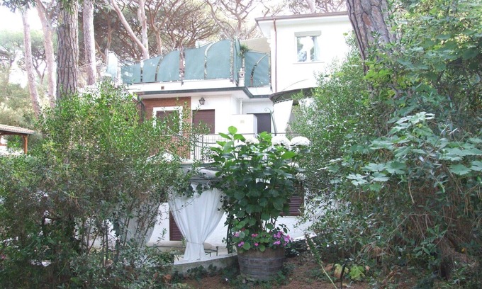 Marina di Castagneto Carducci Apartment | Lovely apartment for 4 people with WIFI, A/C, TV, patio and panoramic view