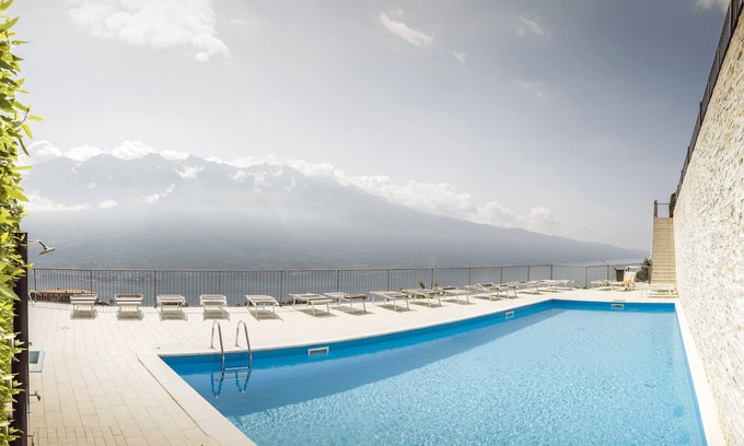 Pieve Apartment | La Quiete 09 Terrace apartment lake view