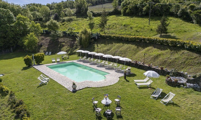 Radicondoli Villa | Lovely apartment in villa for 4 people with pool, WIFI, veranda and panoramic view