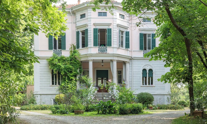 Parma House | Modern bedroom with bathroom in a XIX Century villa at VILLA SPERANZA