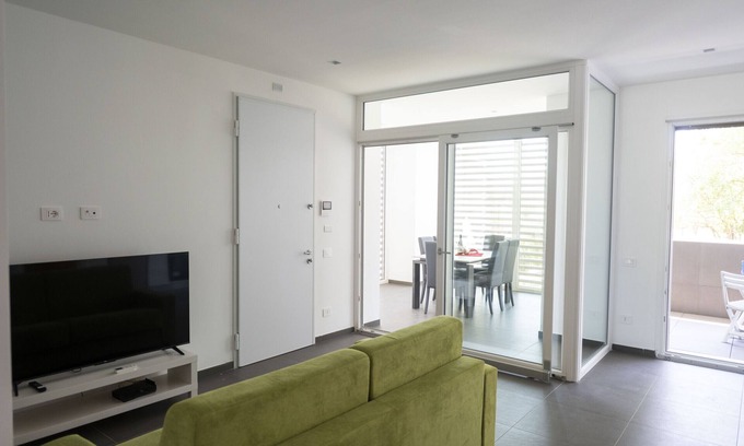 Zona XXX Castel Fusano Apartment | Modern Family 2 BR Apartment in Residential Area