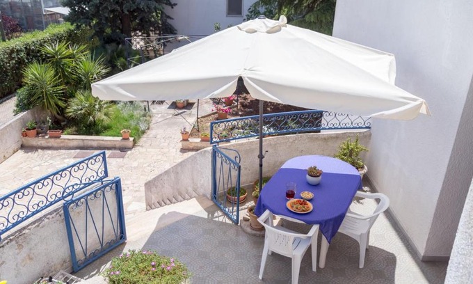Alcanterini Apartment | Patty green house