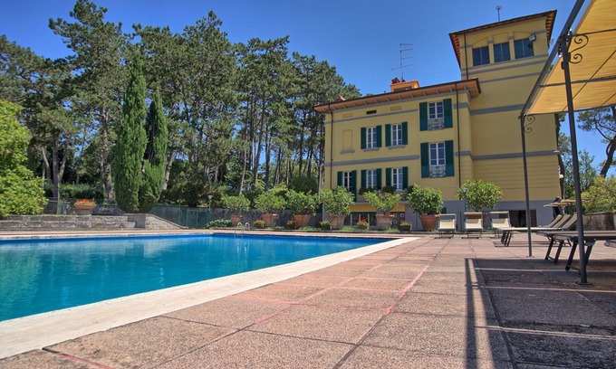 Ponte Buriano Villa | Private Villa with hot tub, WIFI, private pool, TV, pets allowed, panoramic view, close to Arezzo