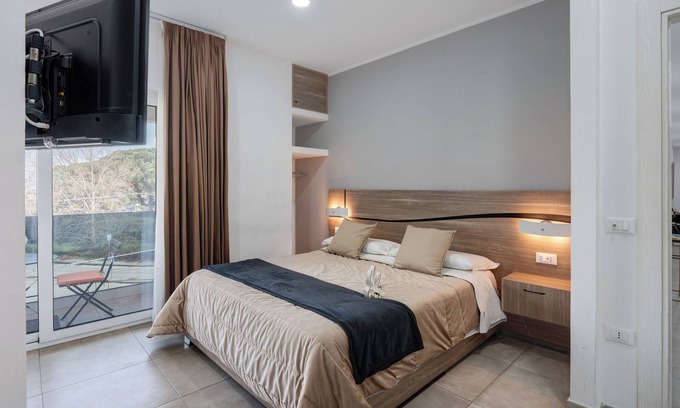 Naples Apartment | Room 'Matrimoniale 3' with Balcony, Wi-Fi and Air Conditioning