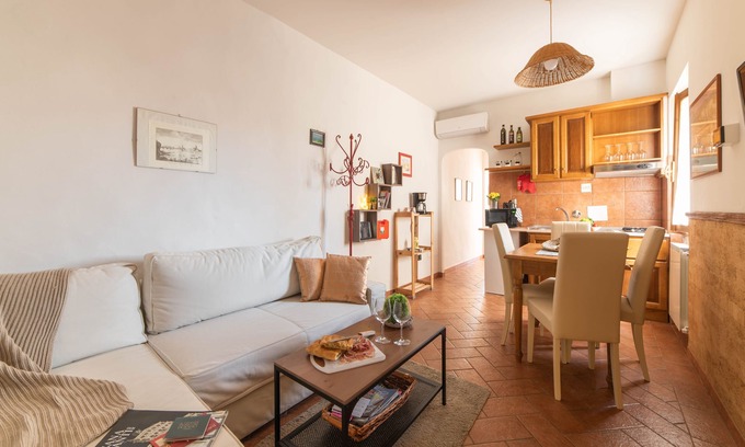 Santo Spirito Apartment | SMALL IRIS FLORENCE CENTER