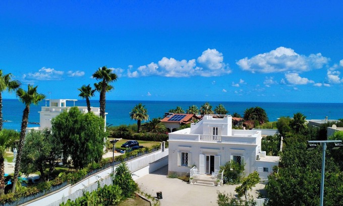 Trani Villa | Splendid restored antique villa 150 meters from the sea. Three rooms