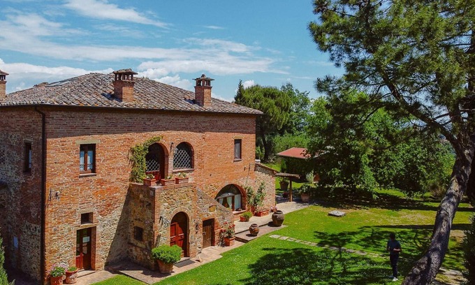 Torrita di Siena Villa | Stunning private villa for 11 people with WIFI, private pool and TV, close to Montepulciano