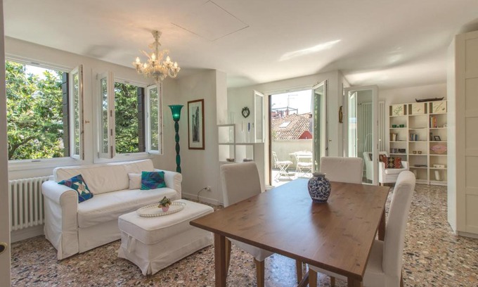 Dorsoduro Apartment | Ve N I Ce Cera C'à Belle Arti