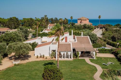 Nora Villa | Villa Angelica with private access to beach