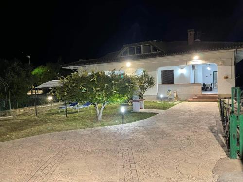 Minturno Villa | Villa Lidia & Attico degli artisti, free pets , giardino recintato e attrezzato