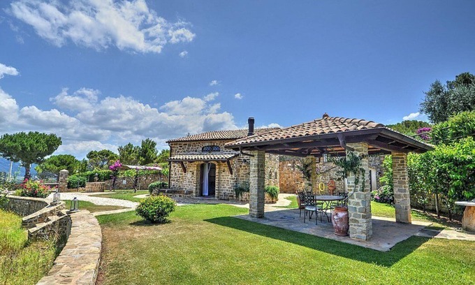 Castellabate House | Villino Brianna: A characteristic cottage which faces the sun and the sea, with Free WI-FI.