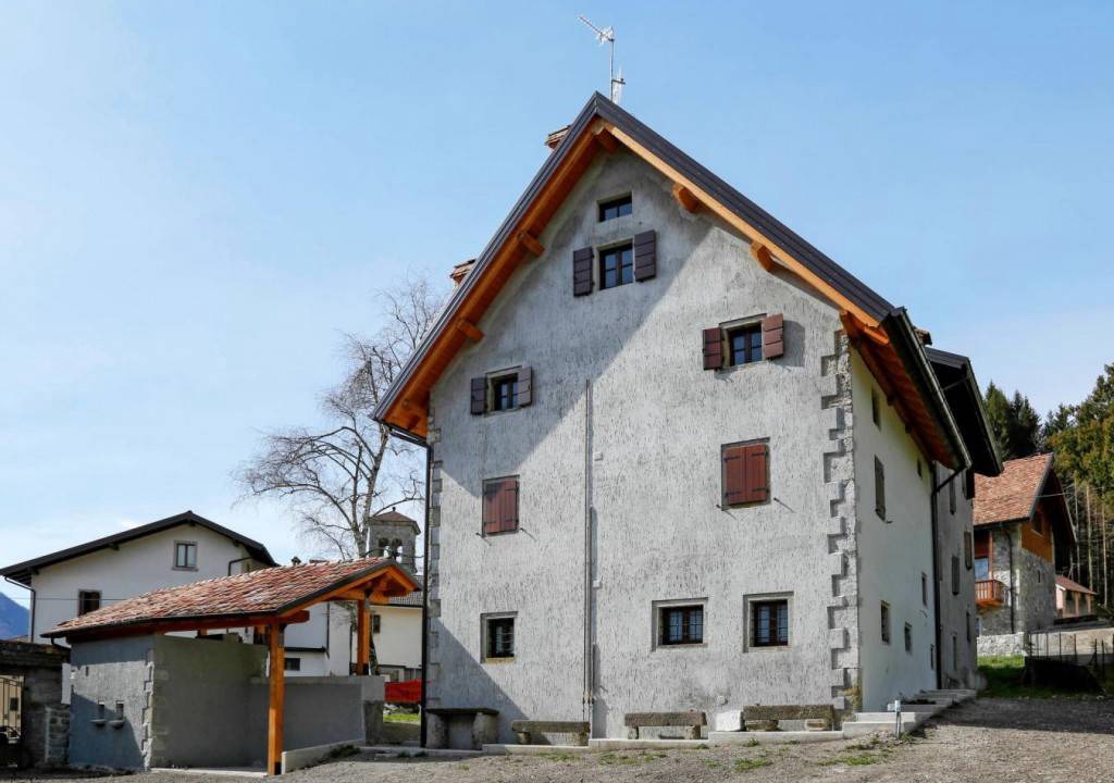 Photo of Buildings in Raveo