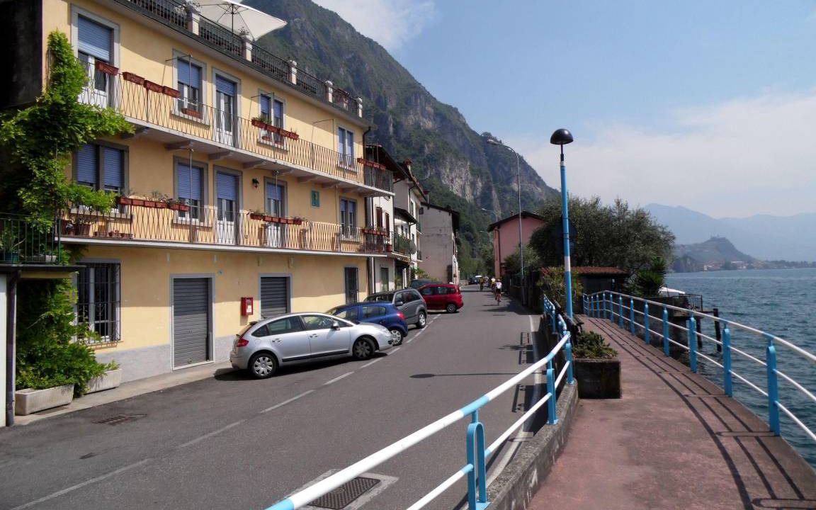 Photo of Others in Marone
